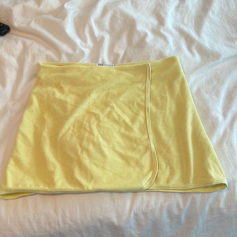 Zara terrycloth yellow mini skirt size medium with two buttons